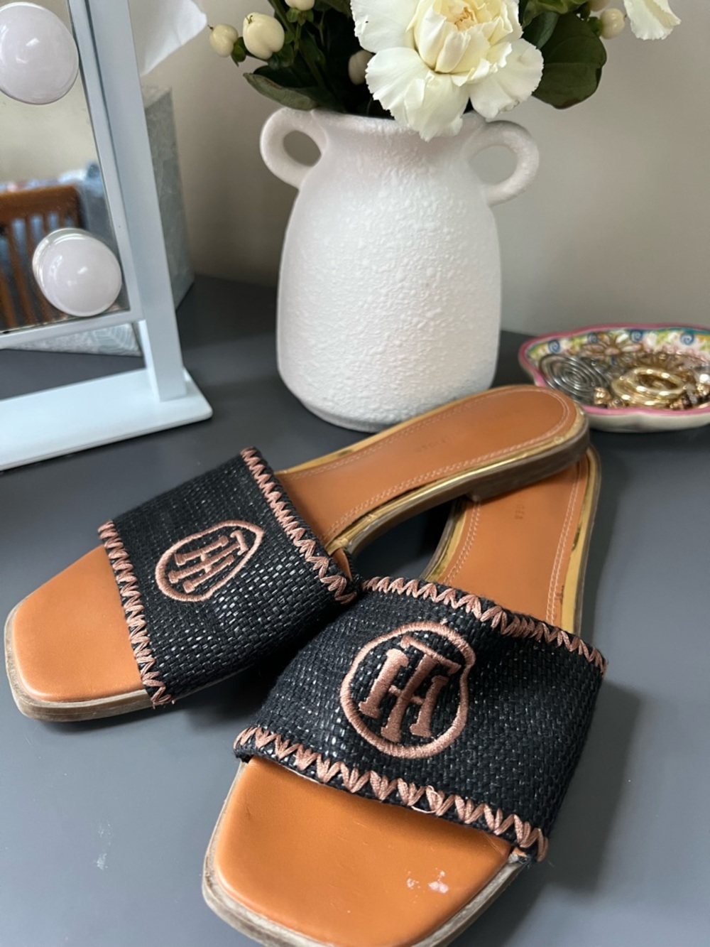 Tommy Hilfiger Size 9 Black and Tan Logo Slide Mules